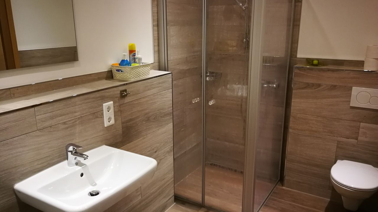 Waschtisch, Dusche, WC Waschtisch, Dusche, WC